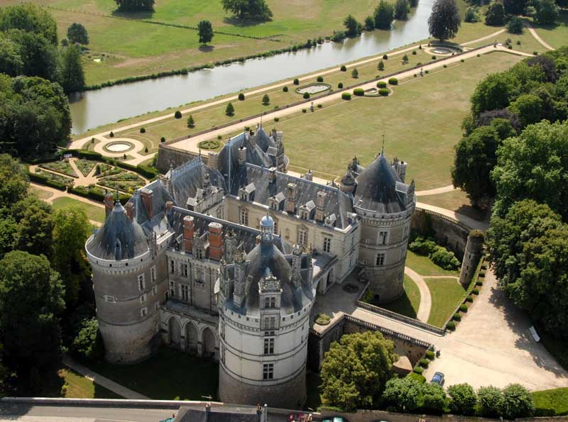 Vue aérienne du château du Lude dans la vallée du Loir, tours pointues et murs de pierre blanche