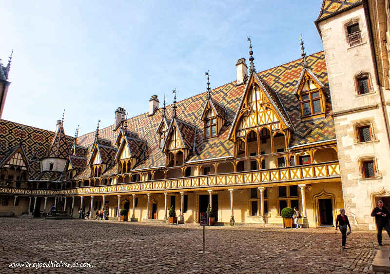 Bâtiment des Hospices de Beaune, un hôpital médiéval au toit de tuiles colorées