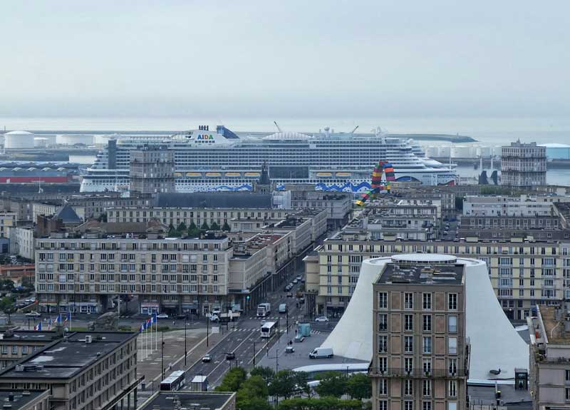 Port du Havre un jour nuageux du haut de l'hôtel de ville un énorme bateau de croisière au port