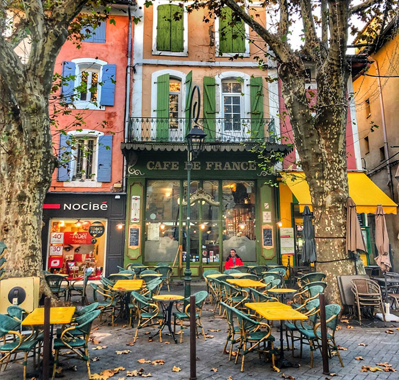 Feuilles d'or sur les pavés de L'Isle-sur-la-Sorgue