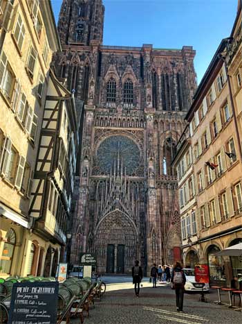 Imposante cathédrale en pierre rose étouffée dans les vitraux, Strasbourg, Alsace