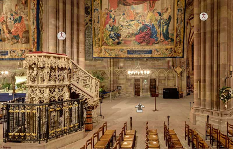 La nef de la cathédrale de Strasbourg ornée de tapisseries et pleine de beauté gothique