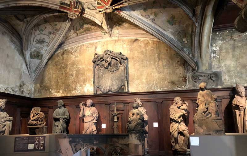 Statues en pierre antiques de figure religieuse dans le musée de l'art médiéval à Strasbourg