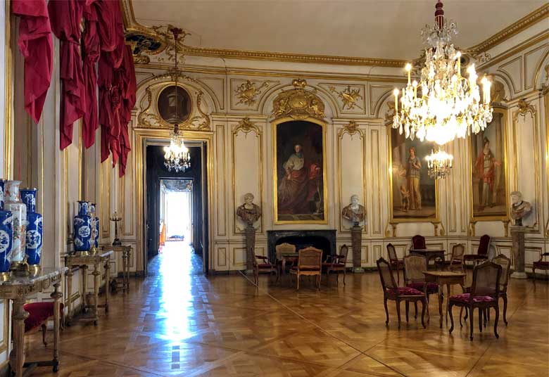 Chambre somptueuse au parquet très ciré, tapisseries et peintures, Palais Rohan, Strasbourg