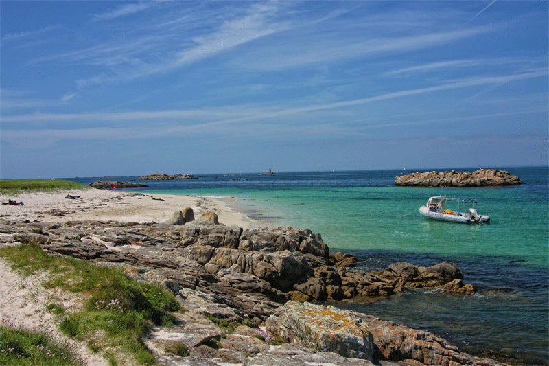 Eau claire turquoise autour des îles rocheuses de Glennan, Bretagne