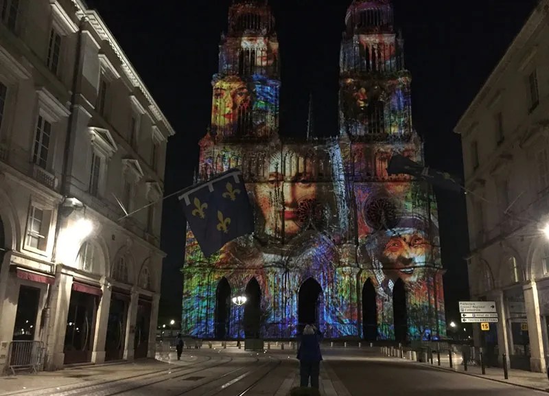 Spectacle son et lumière de la cathédrale d'Orléans la nuit, vallée de la Loire