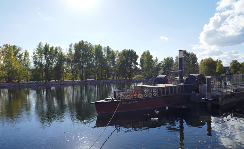 Vieux bateau à aubes sur la Loire à Orléans, vallée de la Loire