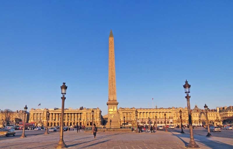 Lever de soleil sur la Place de la Concorde Paris, obélisque vieux de 3000 ans au centre