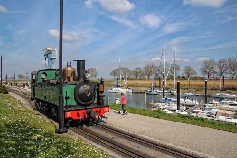 Train à vapeur longeant la Somme à Saint-Valery-sur-Somme