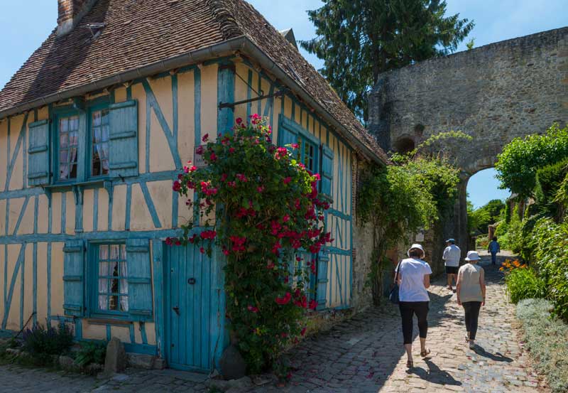 Des roses poussent le long d'une maison à Gerberoy, l'un des plus beaux villages de Picardie