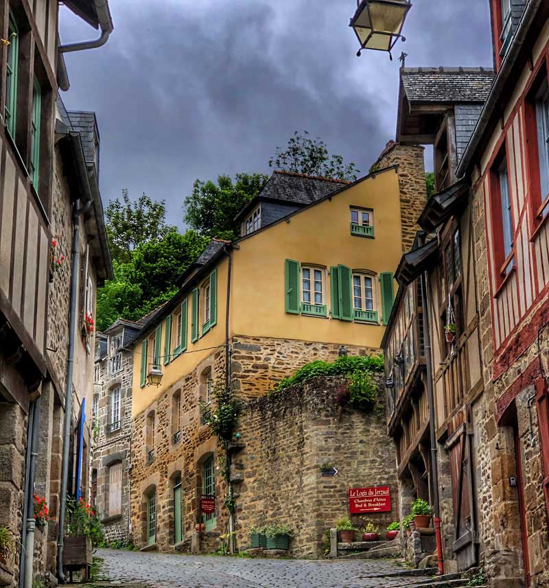 Lampadaires de style ancien sur une rue pavée à Dinan, Bretagne