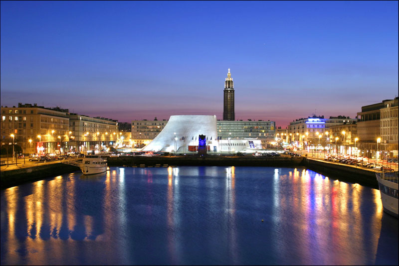 Le Port du Havre la nuit, illuminé de lumières colorées