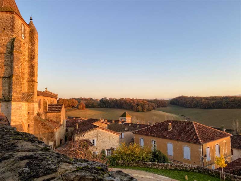 Vue depuis le Château de Lavardens, Gers surplombant un paysage de collines et de forêts