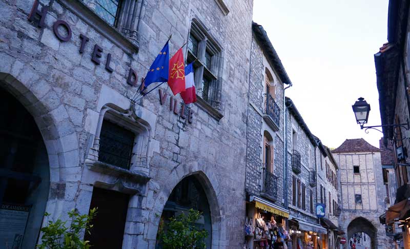 Rue de Rocamadour bordée d'édifices médiévaux