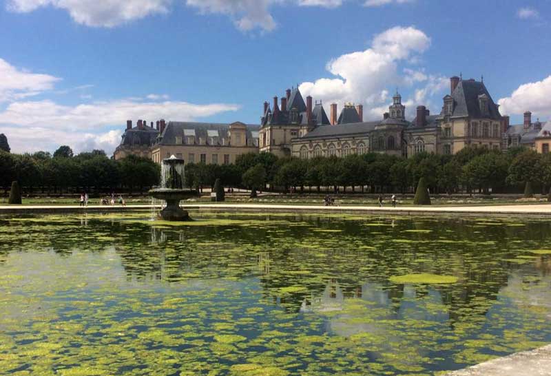 Château de Fontainebleau entouré de magnifiques jardins avec lacs et fontaines