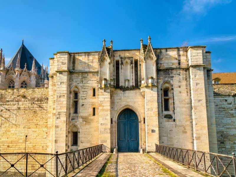 Sentier du pont menant au château de Vincennes, autrefois siège du pouvoir royal à Paris 