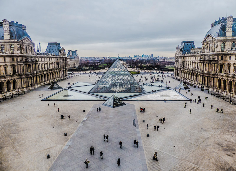 Vue sur le Louvre et la Pyramide de Paris