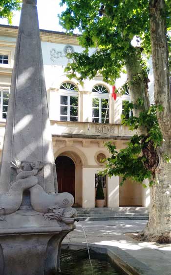 Fontaine dans un square aux platanes à Saint-Rémy-de-Provence