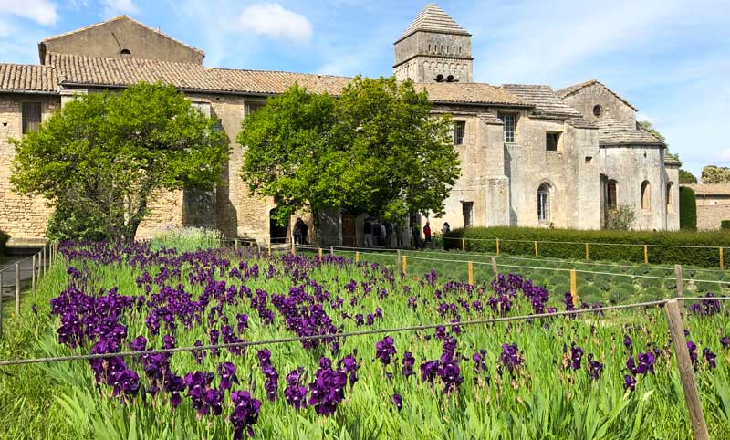 Bâtisse en pierre, St Paul de Mausole, entourée de champs de lavande et d'iris, Provence