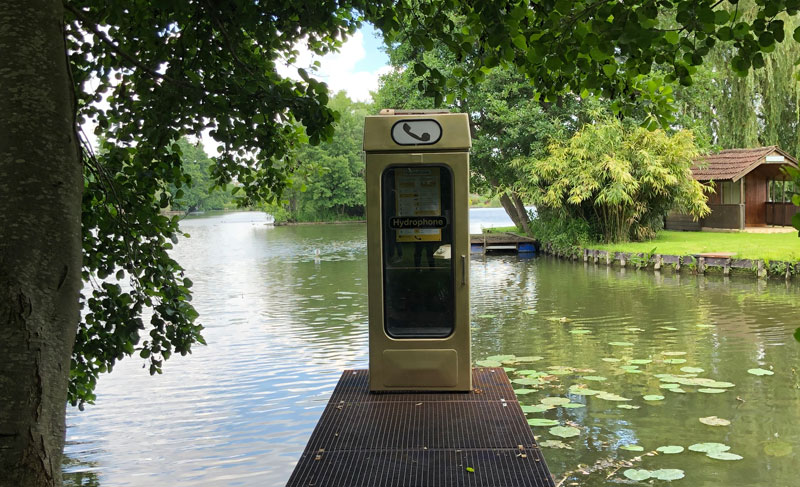 Une installation artistique de cabine téléphonique sur un pont à Amiens