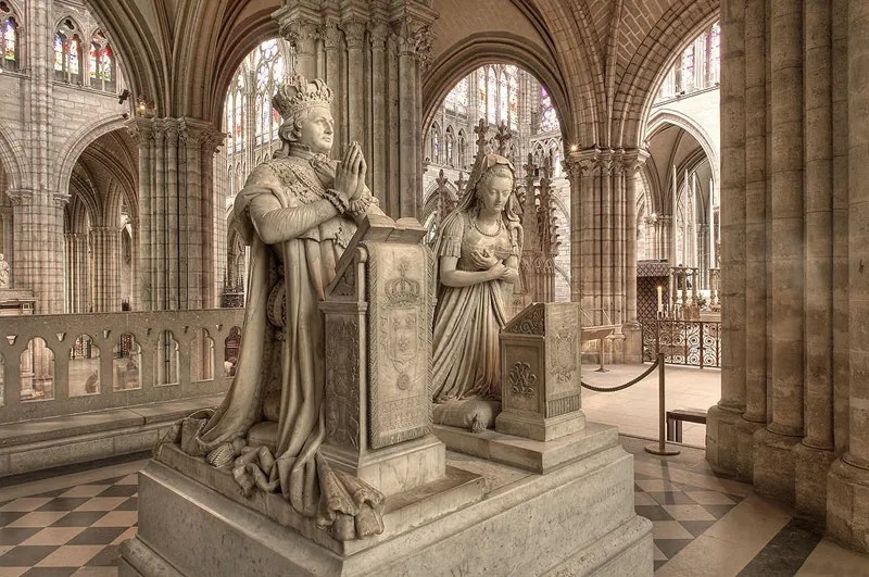 Marbre, statues tombales grandeur nature à l'église Saint Denis à Paris représentant Louis XVI et Marie Antoinette