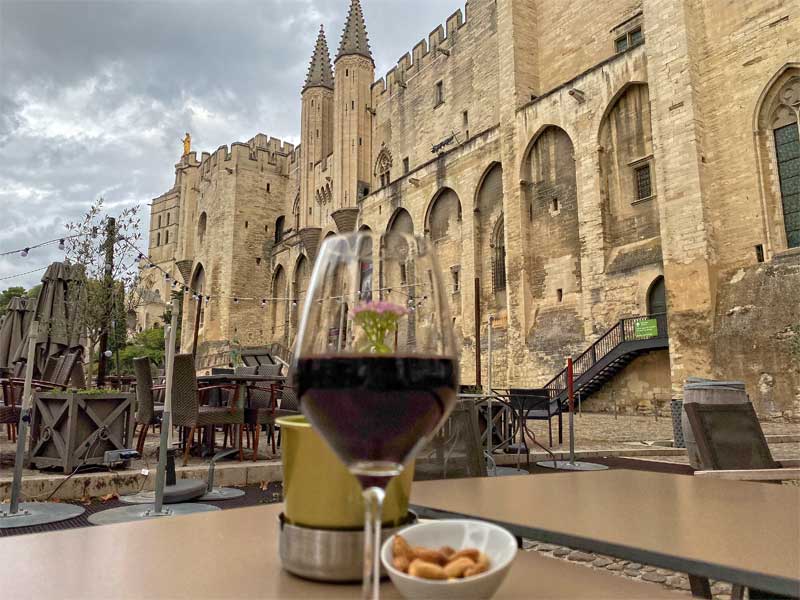 Verre de vin dans un bar à vin à Avignon dans la cour du Palais des Papes