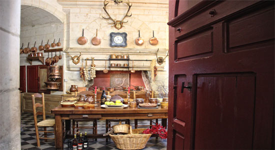 Porte ouverte sur la cuisine du Château de Brissac, Val de Loire