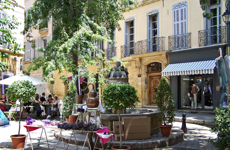 Une place ensoleillée à Aix-en-Provence, dans le sud de la France