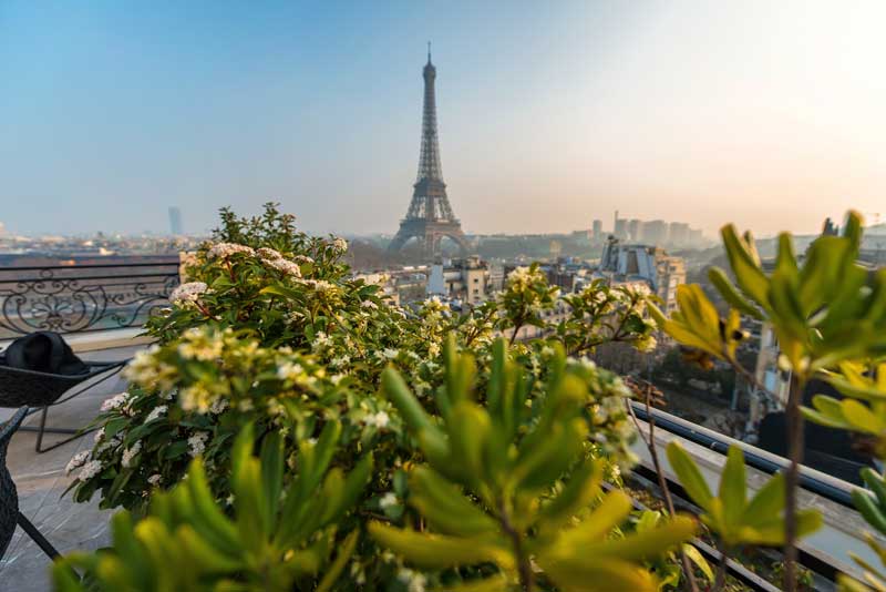 Tour Eiffel sous un ciel ensoleillé