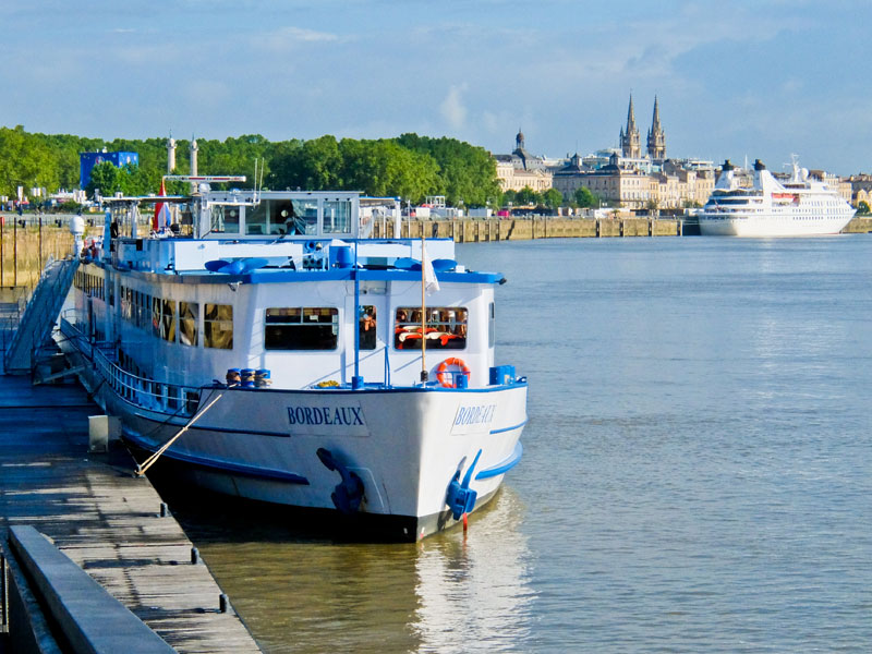 Un bateau appelé Bordeaux flotte sur le fleuve dans le centre-ville de Bordeaux
