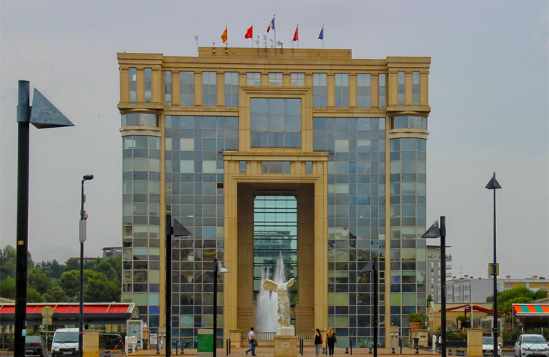 La pierre douce et beaucoup de verre dans la partie moderne de Montpellier créent une harmonie avec la pierre douce de la vieille ville