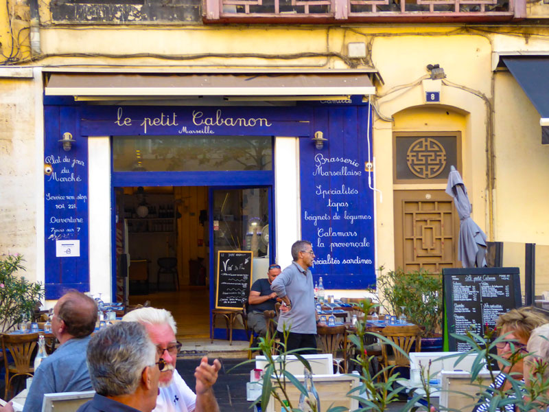 Joli petit café à Marseille, bourdonnant de vie locale au soleil 