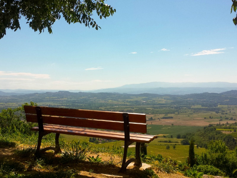 Un banc au sommet d'une colline en Provence surplombant la belle campagne