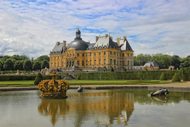 Château de Vaux-le-Vicomte, vu du côté d'un lac avec une couronne géante dedans