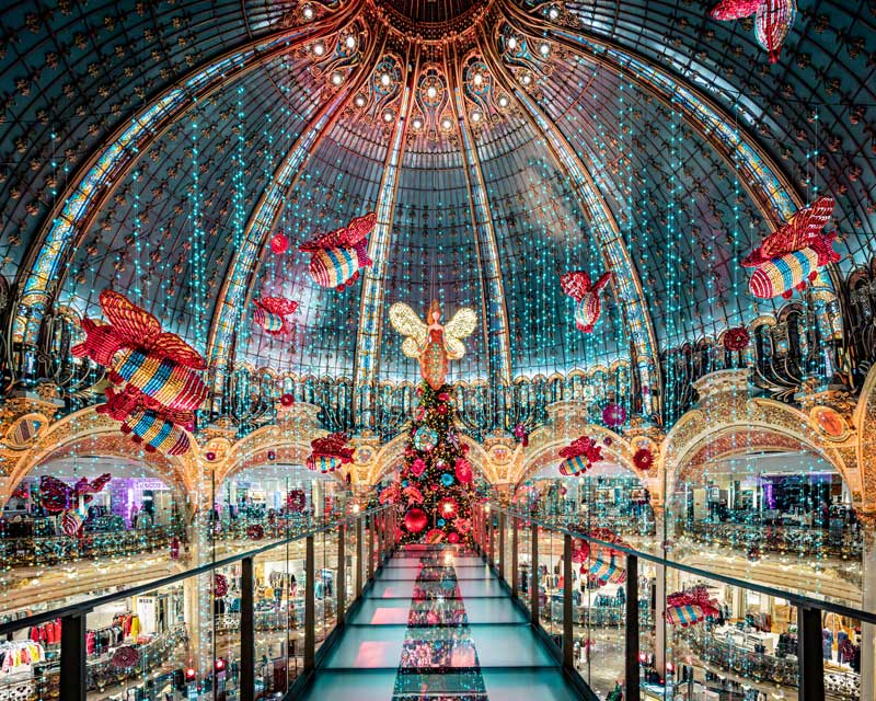 Le grand magasin parisien Galeries Lafayette décoré pour Noël