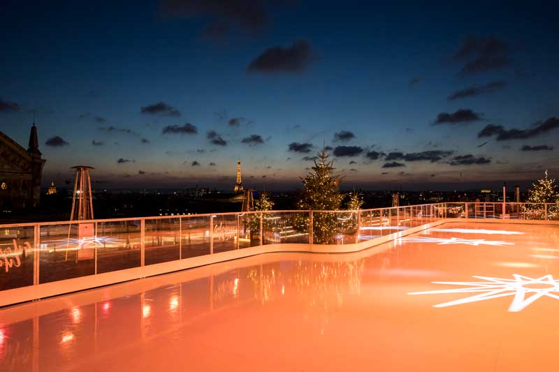 Patinoire sur la terrasse du grand magasin Galeries Lafayette à Paris avec vue sur les toits de la ville