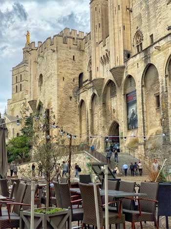 Palais des Papes Avignon vu d'un restaurant sur la place devant lui