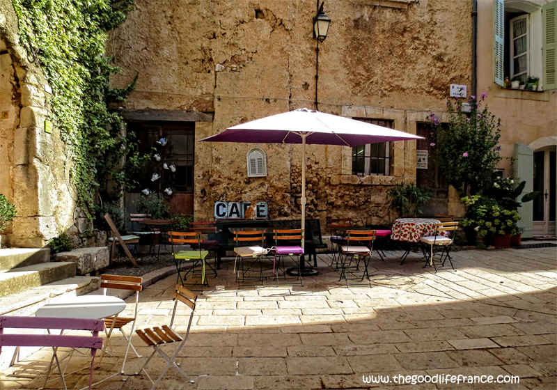 photos de café provençal