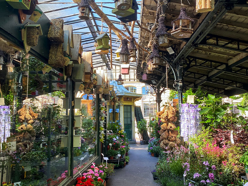 Kiosques du XIXe siècle au marché aux fleurs Paris