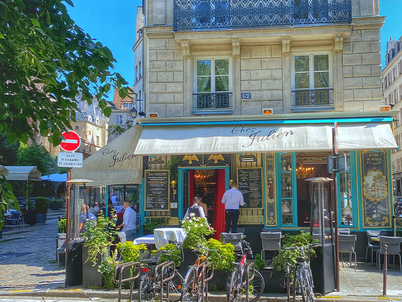 Restaurant Chez Julien quartier du Marais, Paris un jour de printemps ensoleillé
