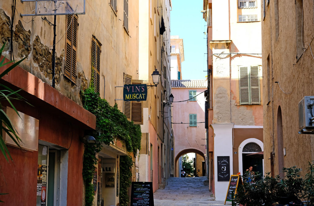 Charmantes ruelles étroites dans la partie historique de L'Ile Rousse.