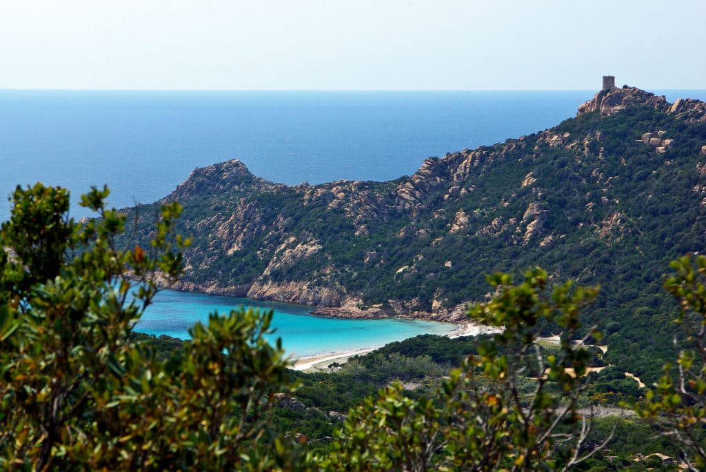 Tour génoise dominant la plage de Roccapina.