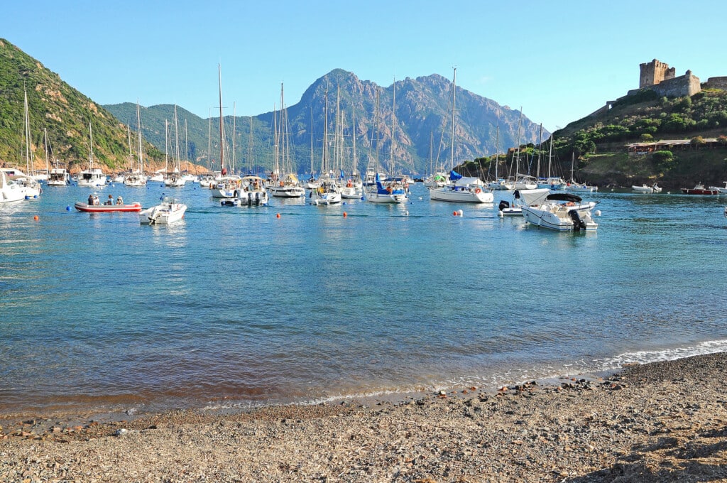 Un charmant port du village de Girolata accueille les croisiéristes d'une journée.