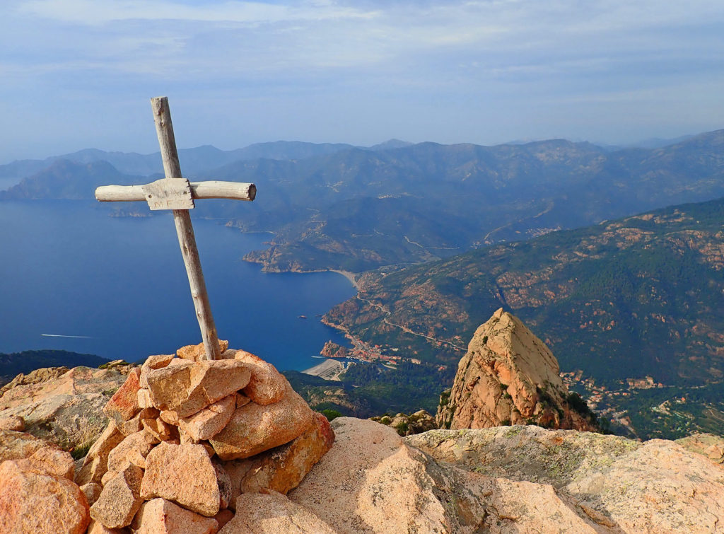 Le sommet du Capo d'Orto surplombe des paysages emblématiques de la côte ouest de la Corse.