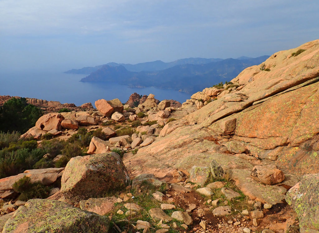 Rocher de granit rouge le long du sentier menant au sommet du Capo d'Orto.