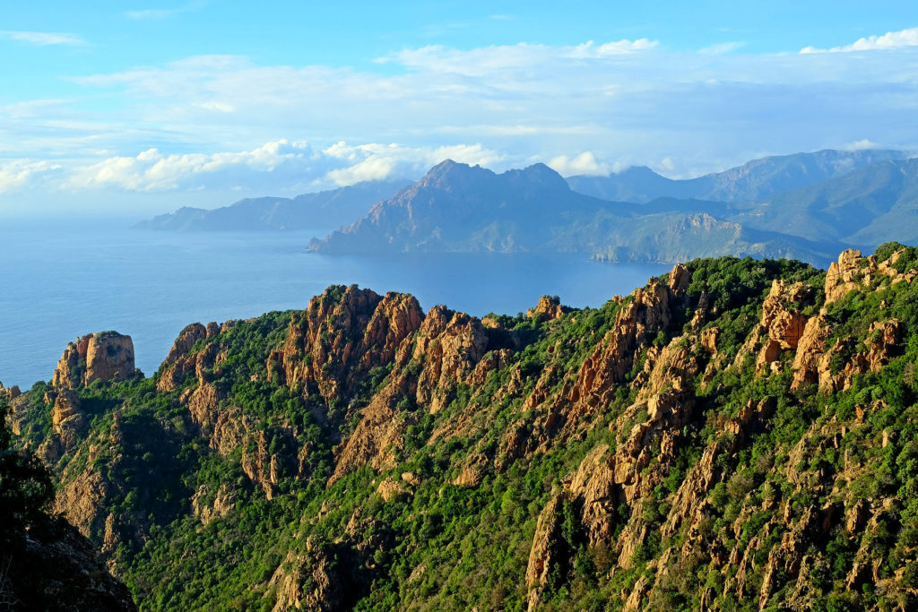 Une promenade populaire d'une heure jusqu'au Château Fort à travers le terrain rocheux des Calanches de Piana offre une vue imprenable sur la baie.
