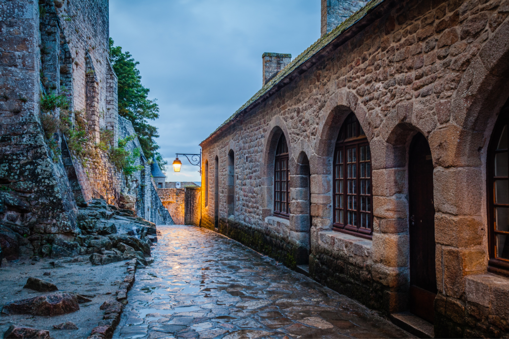 Les ruelles pavées du villages médiéval du Mont Saint Michel où se balader lors d'un week end Mont Saint Michel