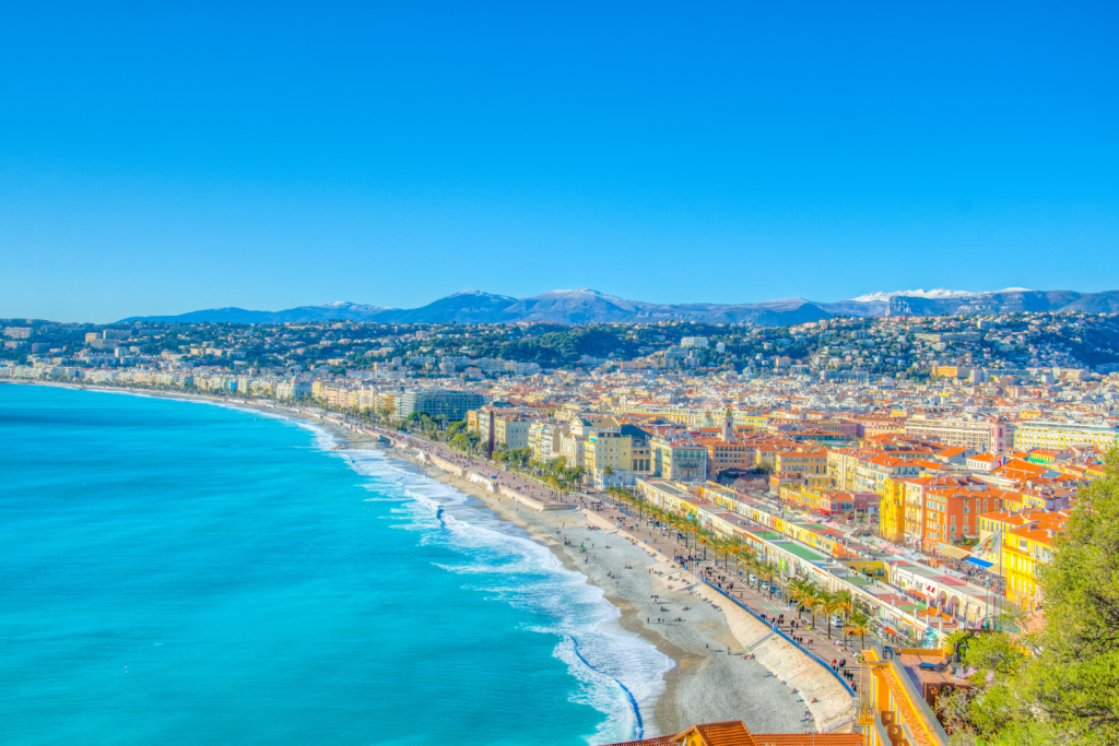 La plage de galets de la ville de Nice dans les Alpes Maritimes