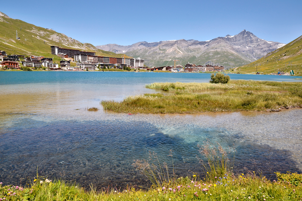 Lac de Tignes, situé en Savoie, lac de montagne