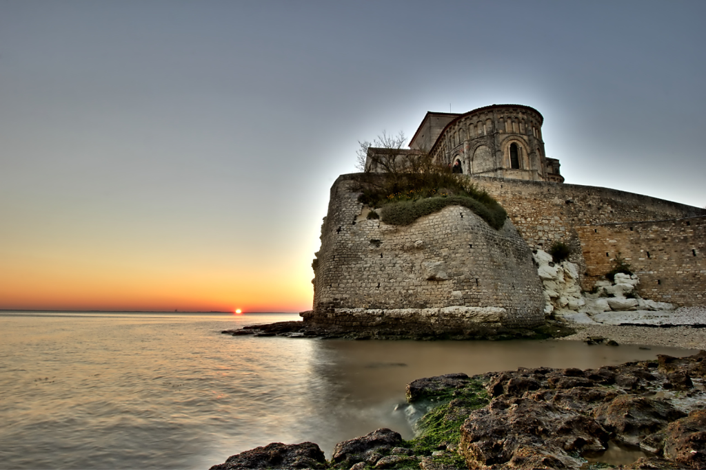 Talmont-sur-Gironde, Village autour de La Rochelle